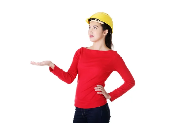 Ung kvinna arbetare presenterar kopia utrymme — Stockfoto