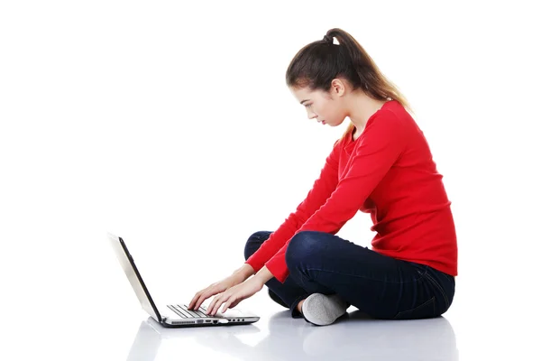 Jovem feliz usando seu laptop — Fotografia de Stock