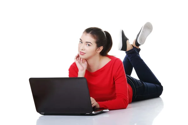 Gelukkig jong vrouw met behulp van haar laptop. — Stockfoto