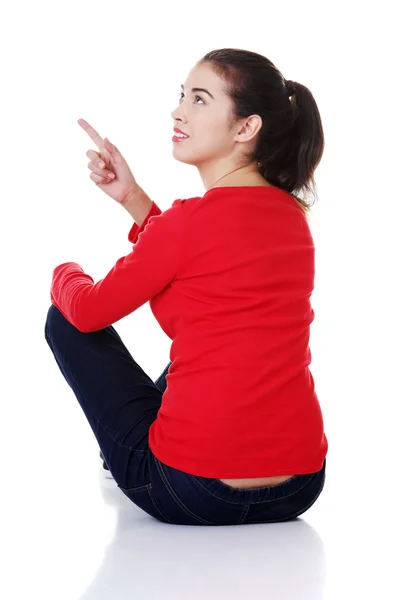 Happy young woman pointing on copy space. — Stock Photo, Image