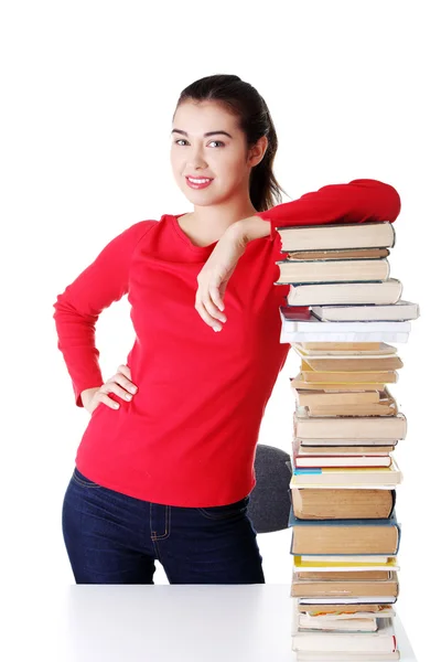 Glückliche junge Studentin mit Büchern — Stockfoto