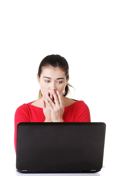 Surprised and disgusted woman working on laptop. — Stock Photo, Image