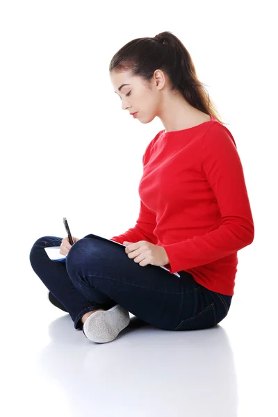 Estudiar a una joven reflexiva leyendo cuaderno . —  Fotos de Stock