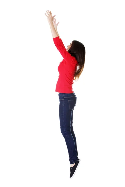 Adolescente chica saltando en el aire tratando de coger algo . — Foto de Stock