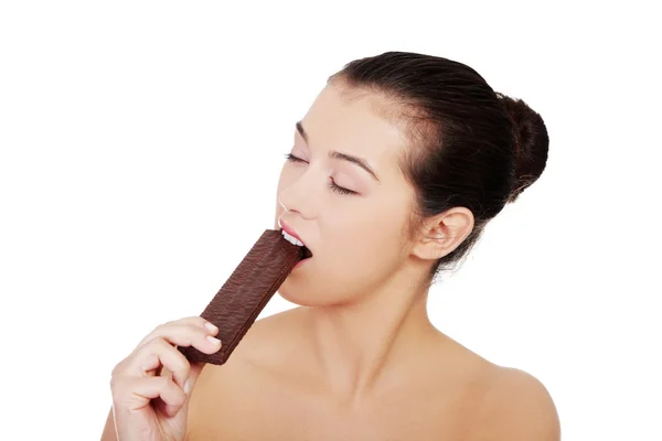 Ziemlich glücklich lächelnde Frau isst Schokoladenwaffel — Stockfoto