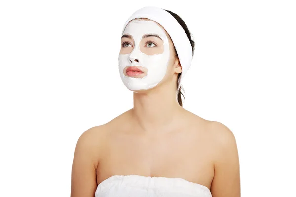 Bella donna con argilla maschera facciale — Foto Stock