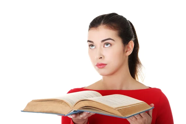 Jovem mulher lendo um livro antigo — Fotografia de Stock