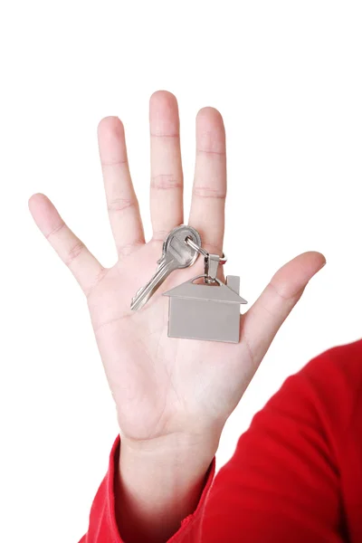 Hand hält einen Hausschlüssel. — Stockfoto