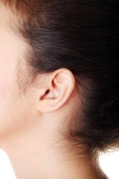 Mujer joven caucásica oreja . — Foto de Stock