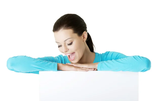 Retrato joven feliz mujer con tablero en blanco —  Fotos de Stock