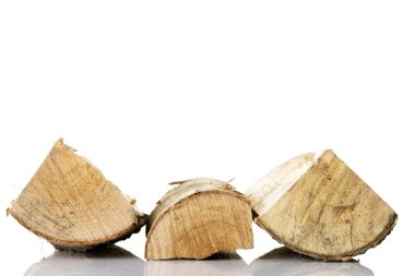 Huş ağacından günlüğü ateşe odun kesmek.