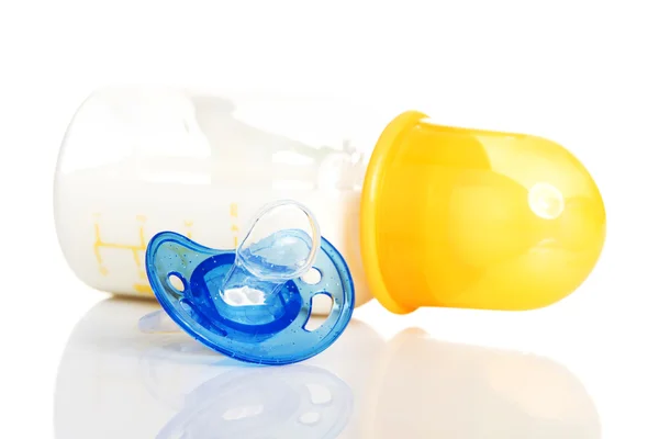 Babymilchflasche und Attrappe — Stockfoto