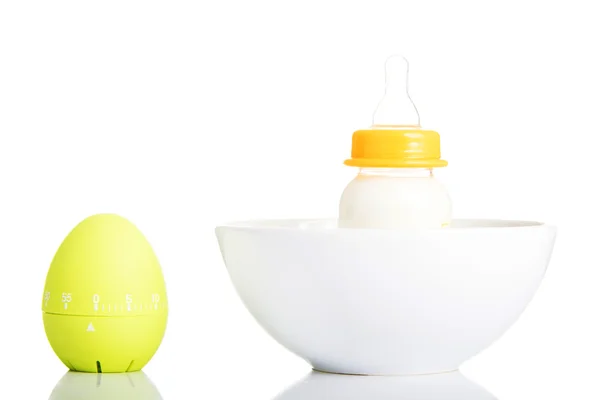 婴儿牛奶瓶和计时器 — 图库照片