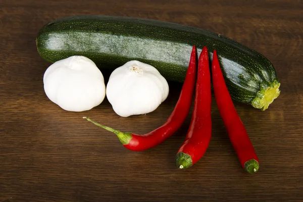 Courgette, garlik en rode hete chilie paprika — Stockfoto