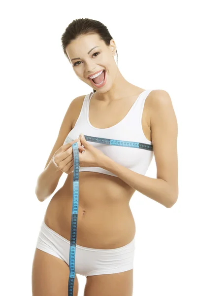 Docela usměvavá žena měření prsu — Stock fotografie