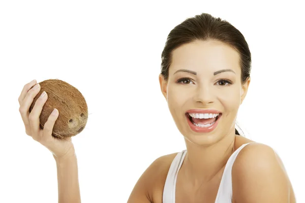 Belle femme avec noix de coco dans les mains — Photo