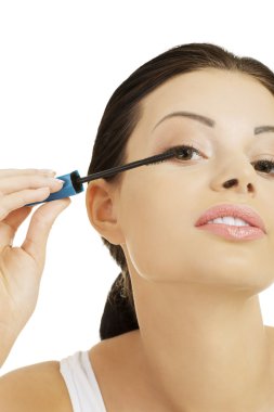 kadının yüzü rimel fırçası ile