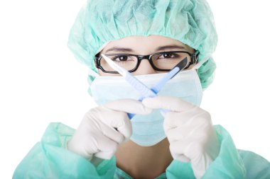 kadın doktor veya hemşire holding neşter