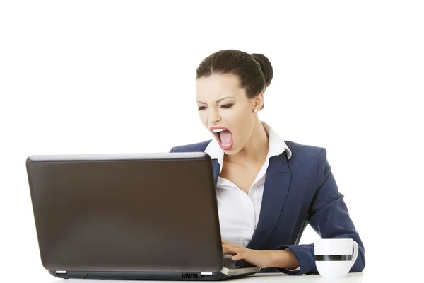 Rozzlobený podnikatelka, křičí na svém laptopu — Stock fotografie