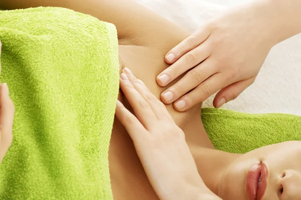 Kvinna avkopplande beeing masseras i spa salong — Stockfoto