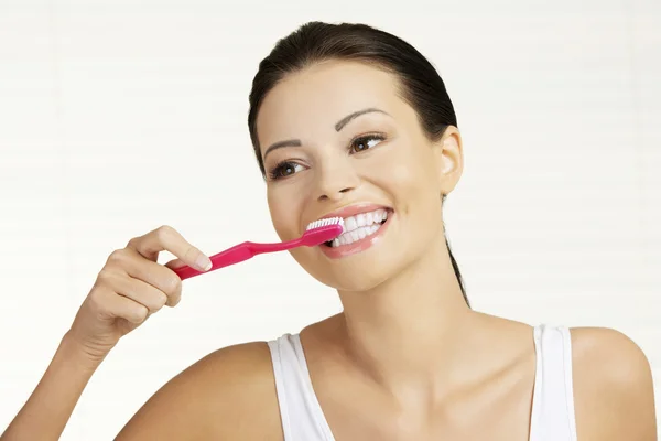 Mujer sosteniendo cepillo dental —  Fotos de Stock
