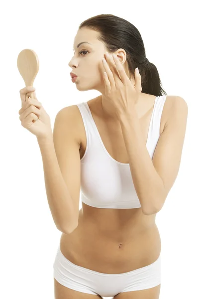 Mujer atractiva con espejo práctico — Foto de Stock