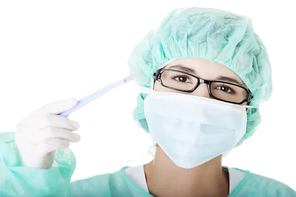 Woman doctor or nurse holding scalpel — Stock Photo, Image