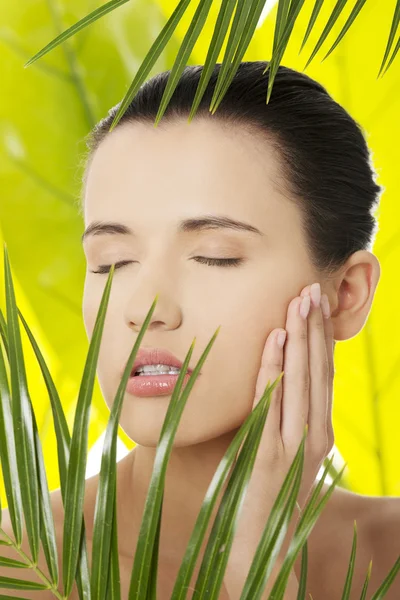 Portrait of young beautiful woman — Stock Photo, Image