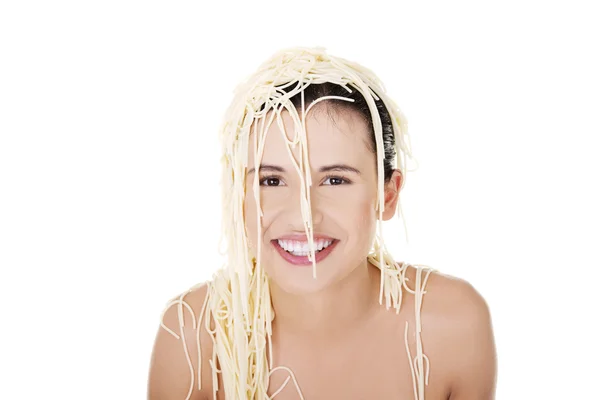 Femme avec des nouilles spaghetti sur ses cheveux — Photo