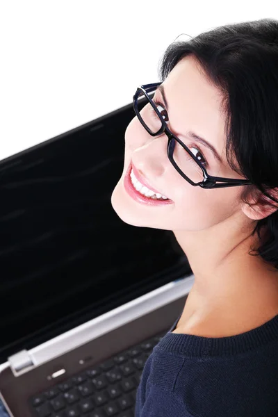 Mujer joven feliz usando su computadora portátil —  Fotos de Stock