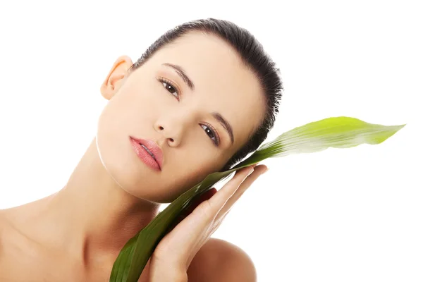 Hermosa mujer con hoja verde exótica —  Fotos de Stock