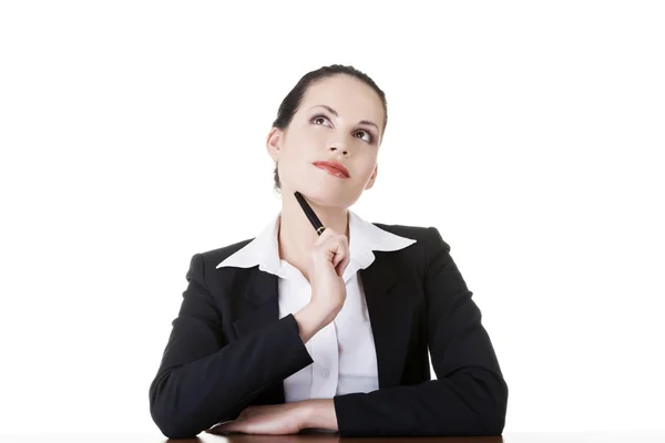 Mulher de negócios bonita em sentar-se na mesa e pensar — Fotografia de Stock