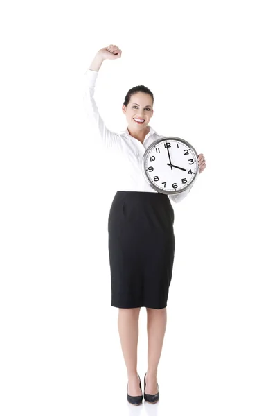 Feliz joven mujer de negocios sosteniendo reloj de oficina —  Fotos de Stock