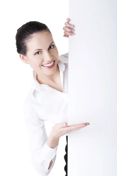 Mujer de negocios sonriente mostrando letrero en blanco — Foto de Stock