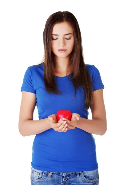 Adolescente chica sosteniendo rojo corazón . — Foto de Stock