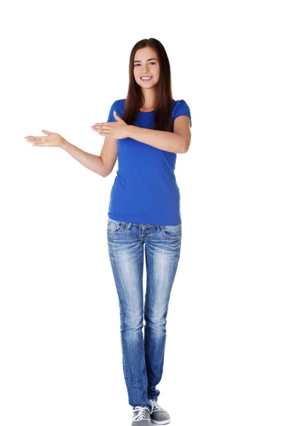 Lyckliga, glada unga kvinna som pekar på kopia utrymme — Stockfoto
