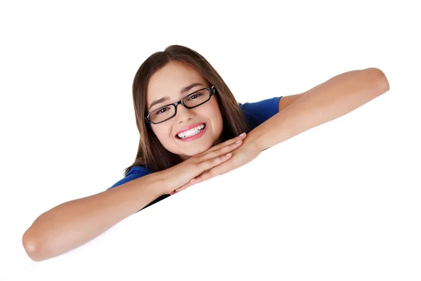 Retrato joven feliz mujer con tablero en blanco —  Fotos de Stock