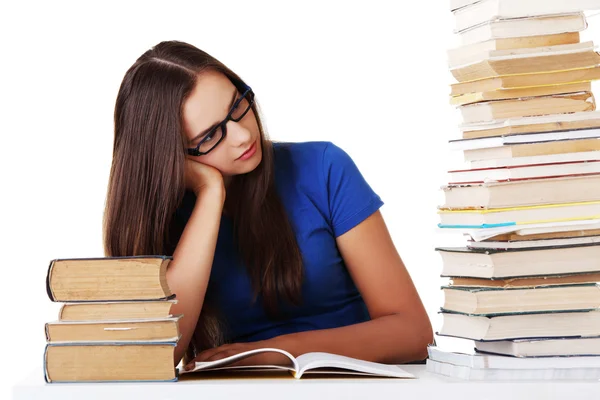 Tiener meisje leren aan de balie — Stockfoto