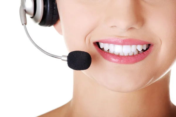 Bonito jovem assistente de call center sorrindo — Fotografia de Stock