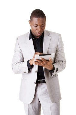 tablet ile yakışıklı işadamı