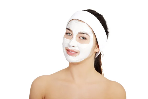 Bella donna con argilla maschera facciale — Foto Stock