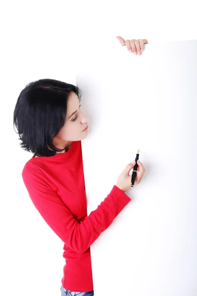 Glückliche Frau schreibt mit Stift auf leeres Brett — Stockfoto