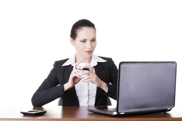 Belle femme d'affaires brune travaillant sur un ordinateur portable — Photo