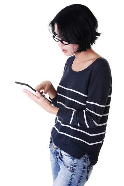 태블릿 컴퓨터를 사용하는 여자 — 스톡 사진