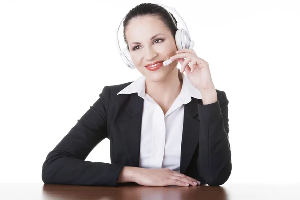 Linda jovem assistente de call center na mesa — Fotografia de Stock