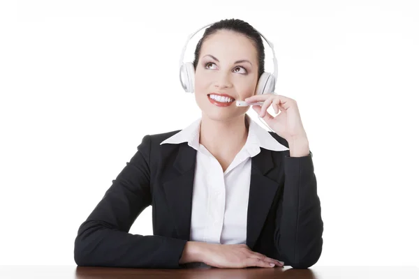 Linda jovem assistente de call center na mesa — Fotografia de Stock