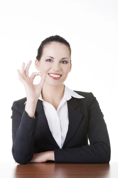 Junge Frau am Schreibtisch gestikuliert perfekt — Stockfoto