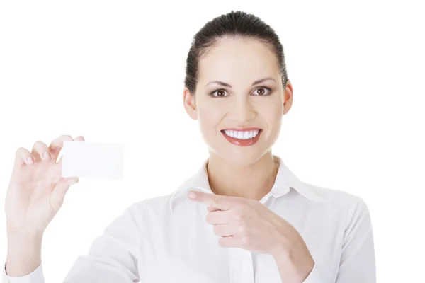 Schön lächelnde Geschäftsfrau mit Visitenkarte. — Stockfoto