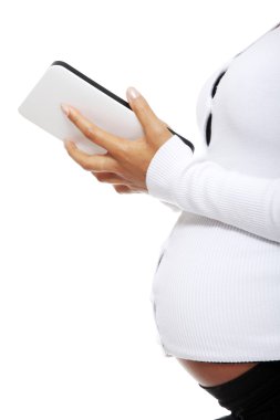 hamile kadın bir bilgisayar tablet ile rahatlatıcı