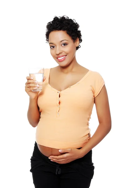 Donna incinta con bicchiere d'acqua — Foto Stock